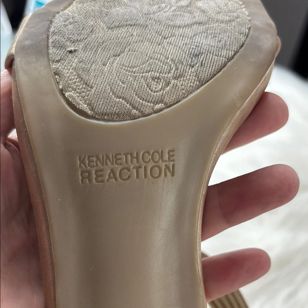 Kenneth Cole Gold Satin Heels T-Strap Design - Picture 3 of 7
